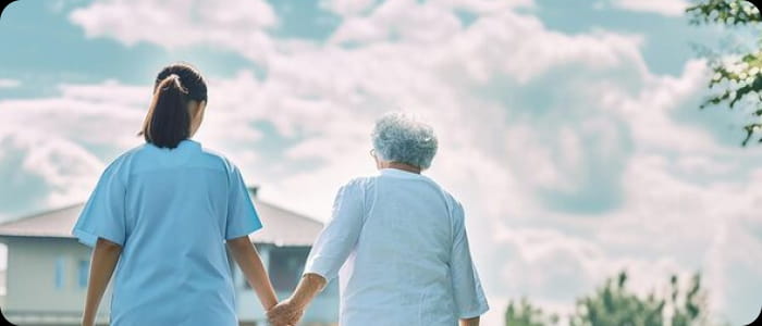Medical staff accompany elderly patients in their recovery